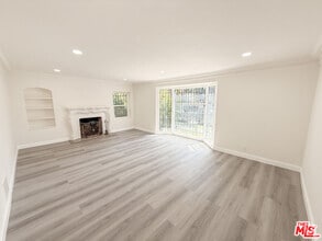 Building Photo - 115 N Clark Dr