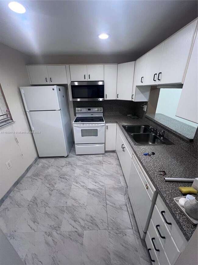 Building Photo - 10855 SW 112th Ave
