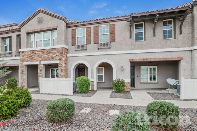 Building Photo - 2355 E Huntington Dr