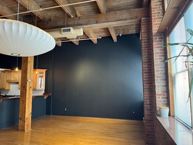 Building Photo - 306 W 7th St