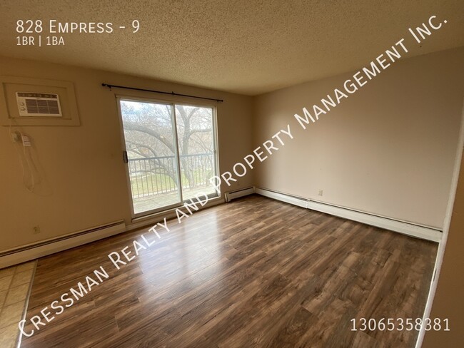 Building Photo - 1 bed 1 bath APARTMENT located in Rosemont...