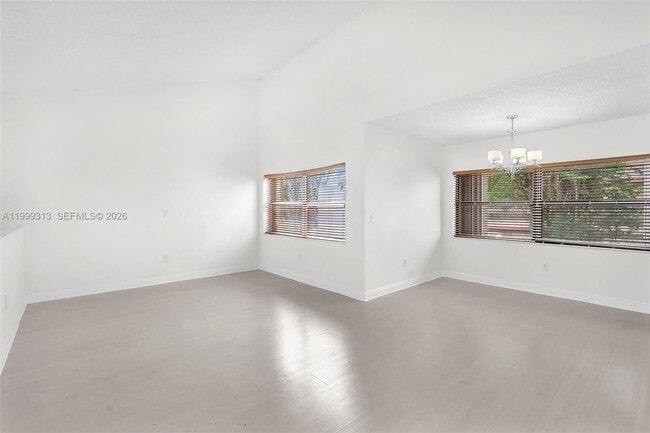 Foto del edificio - 685 W Park Dr