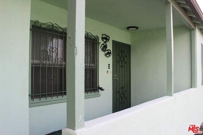 Foto del edificio - 1154 Irolo St