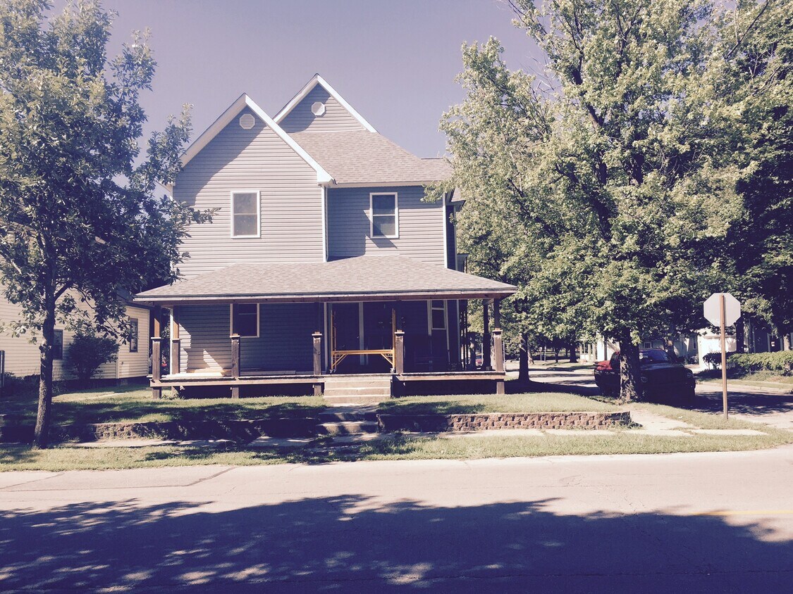 Primary Photo - 1000 W University Ave