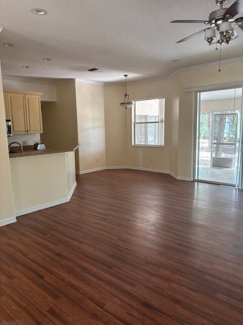Foto del edificio - Beautiful Custom Built Home-Price just red...
