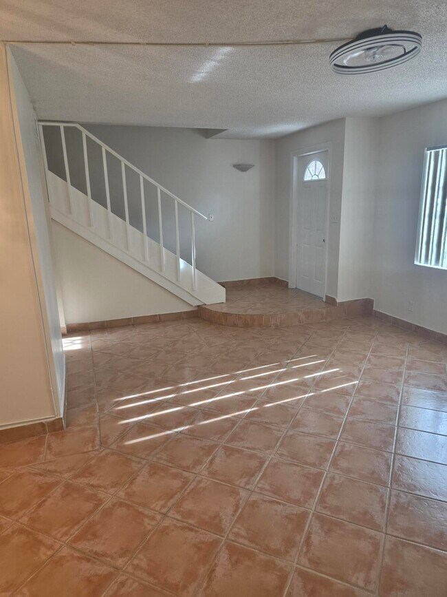 Foto del edificio - 3062 Riverside Dr