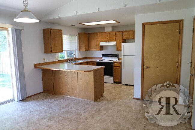 Foto del edificio - West Valley 2 Bedroom, 1 Bath Duplex