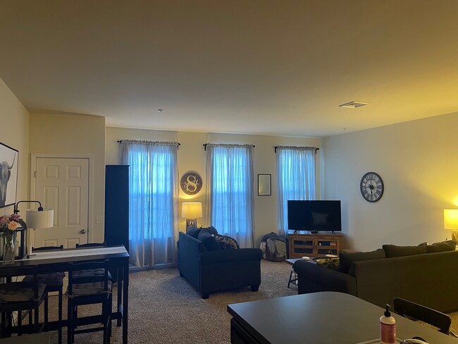 Great Room - Florin Hill Apartment Homes