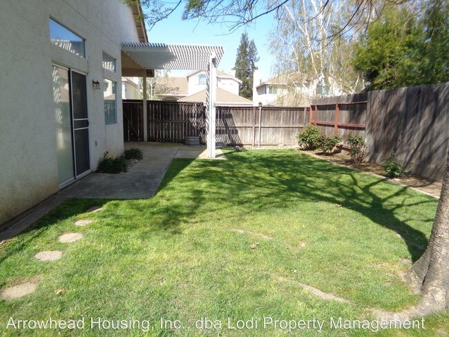 Building Photo - 722 Evergreen Dr