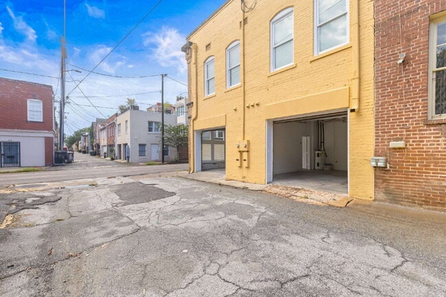 Building Photo - Upscale Historic 3BR/2BA Condo with Rare G...