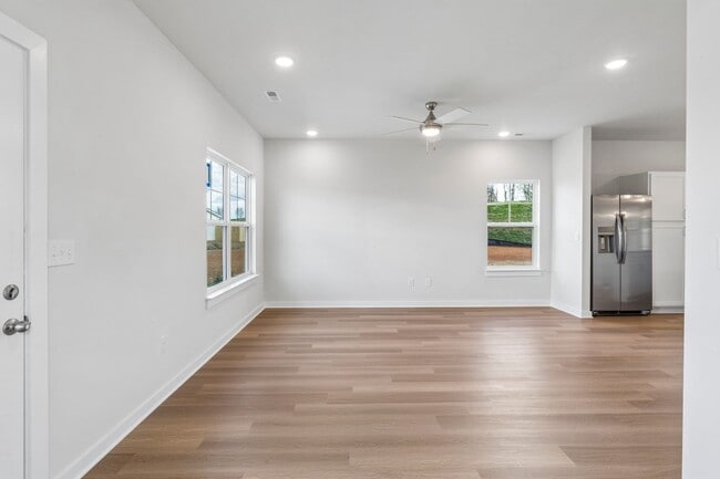 Foto del edificio - Brand new home in a great location central to all of Tri-Cities