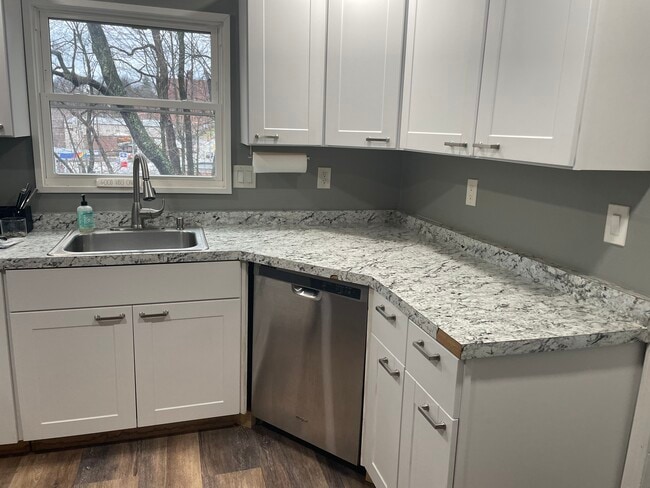 New updated kitchen - 254 Academy Ave