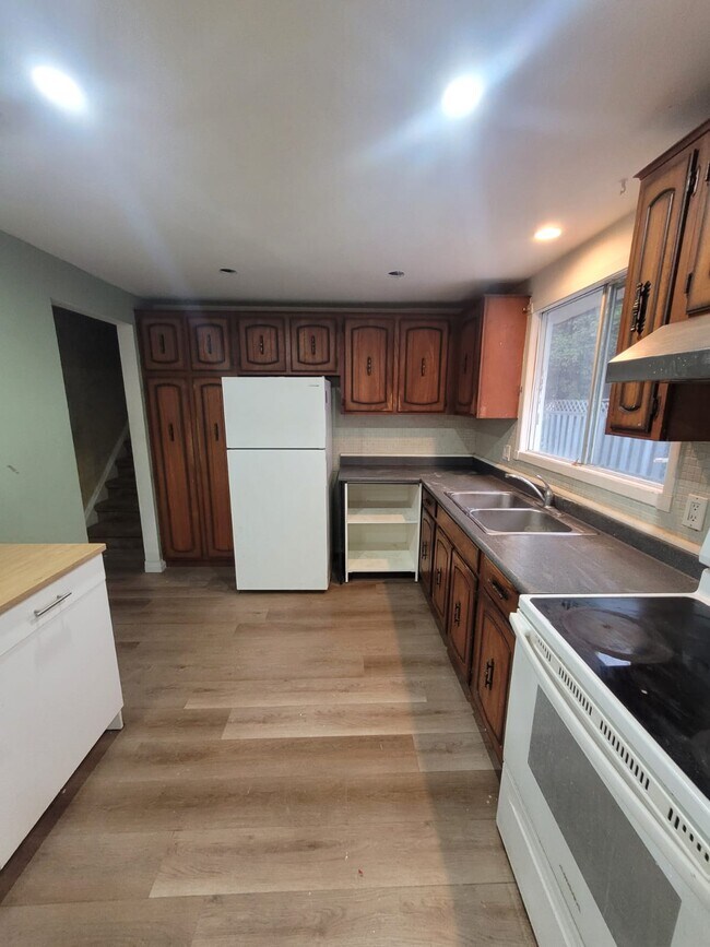 Building Photo - 466 Midwood Cres
