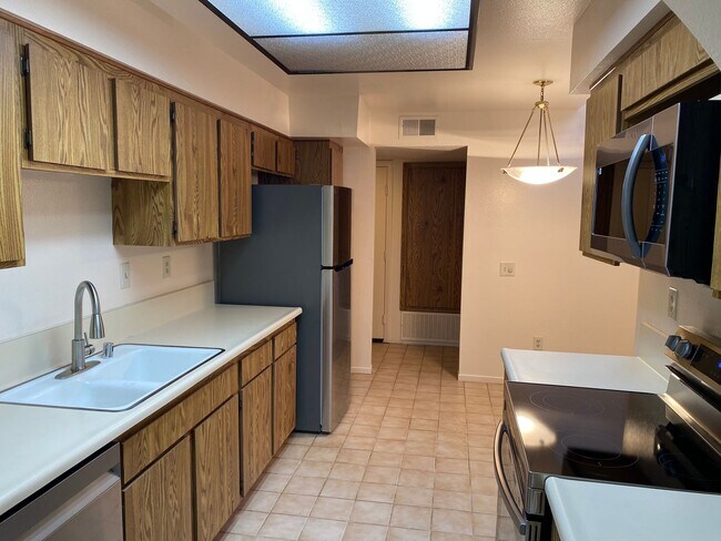 Foto del edificio - Irvine: 2-story townhome with attached 2 c...