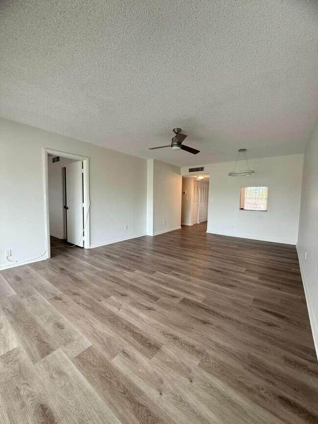 Foto del edificio - 6300 NW 62nd St