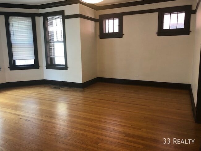 Building Photo - Beautiful 3 Bed 2 Bath Apartment MAY 1