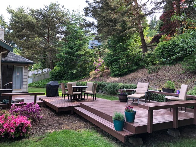 Building Photo - Ridgetop Beauty with Mountain Views