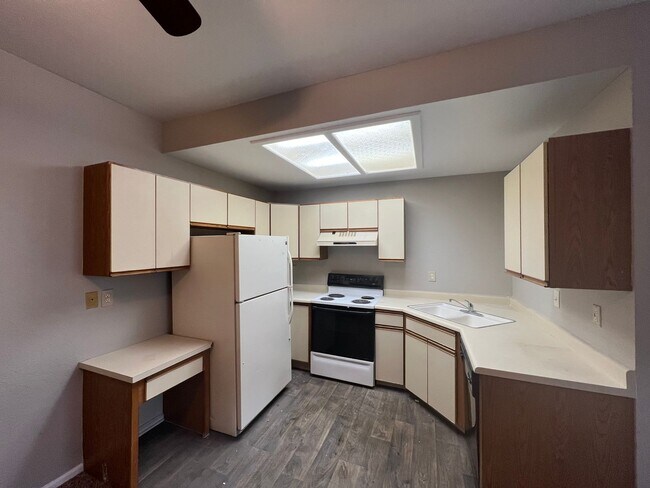 Building Photo - 1 Bed 1.5 Bath Townhome in Aurora!