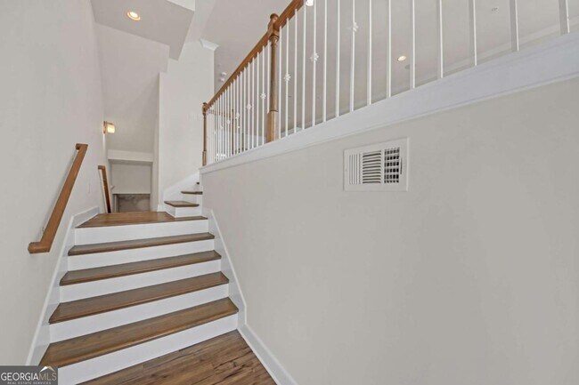 Building Photo - 860 Stonehill Ln