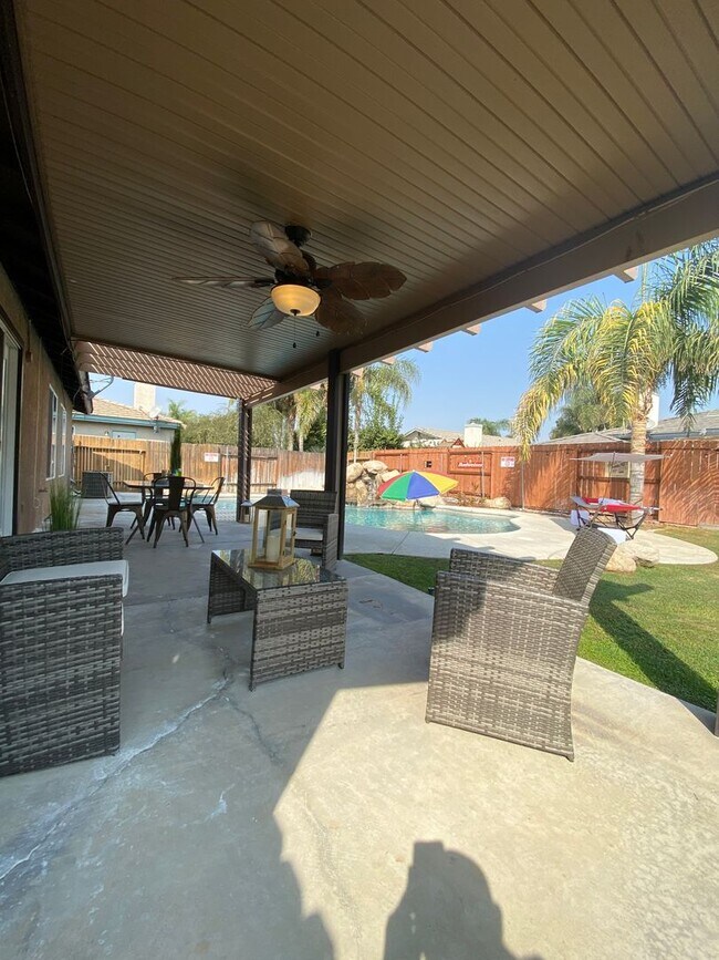 Foto del edificio - Best Deal in SW Bakersfield. Fully furnished home with a Pool