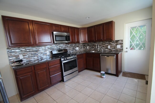 Building Photo - Large 4 Bedroom 1.5 Bath Row in Conshohocken