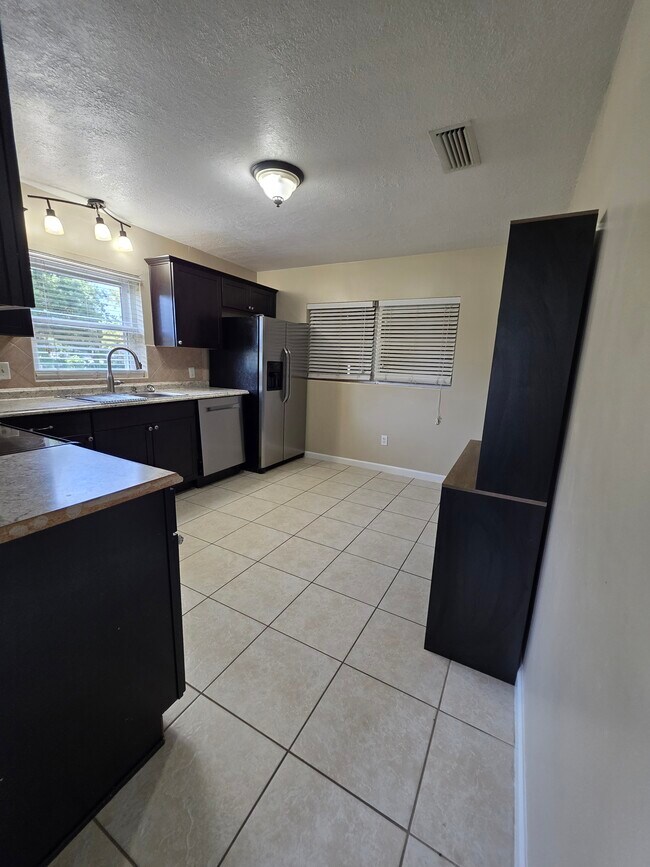 Foto del edificio - 1641 Meadowbrook Ave