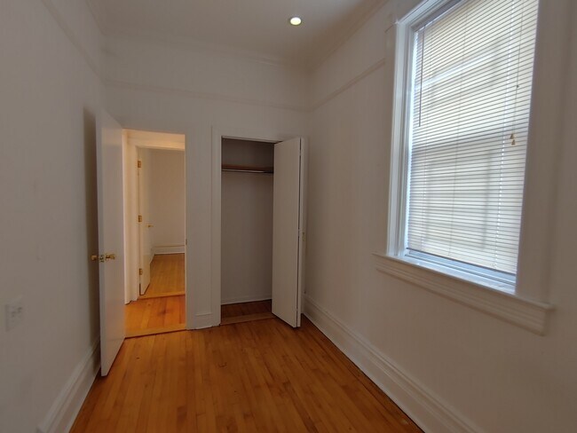 Building Photo - 844 W 33rd St