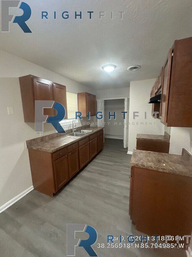 Building Photo - Gorgeous Renovated Home in Louisville