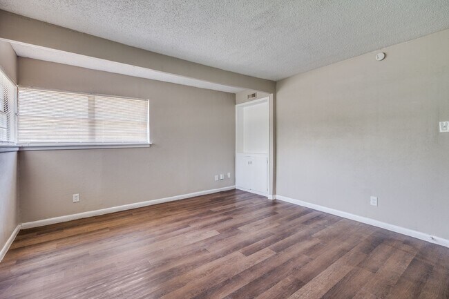 Building Photo - 3000 Willow Park St