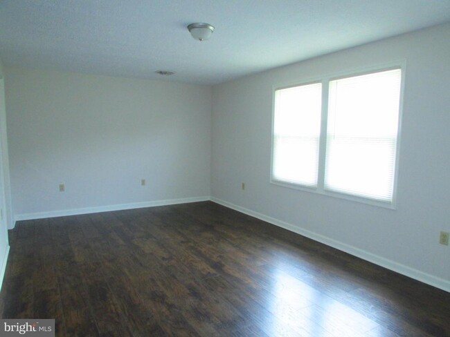 Building Photo - 17555 Davis Rd