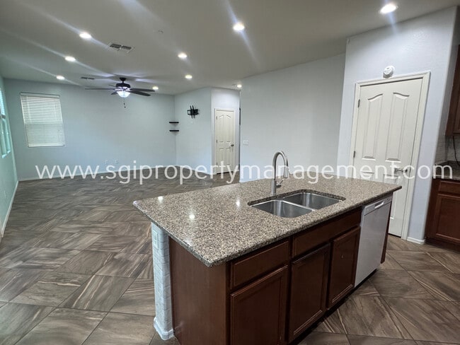 Foto del edificio - 5644 E Alder Ave