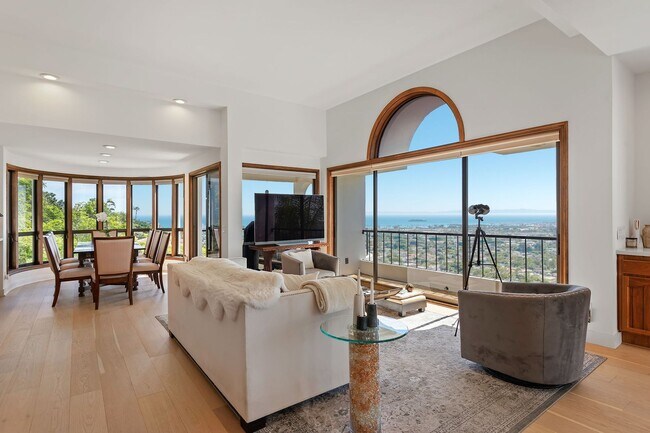 Foto del edificio - World-Class Ocean views abound with this American Riviera Gem!