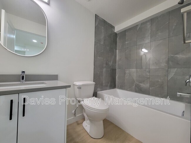 Photo du bâtiment - 20821-2019A 19A Ave NW