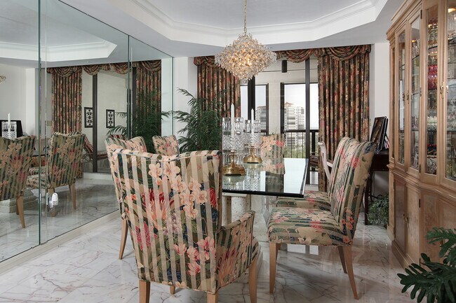 Foto del edificio - 8171 Bay Colony Dr