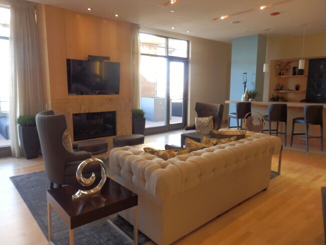 El edificio cuenta con amplias comodidades, que incluyen sala común, piscina, jacuzzi, parrillas de gas e impresionantes vistas de la ciudad. - 475 K Street Northwest