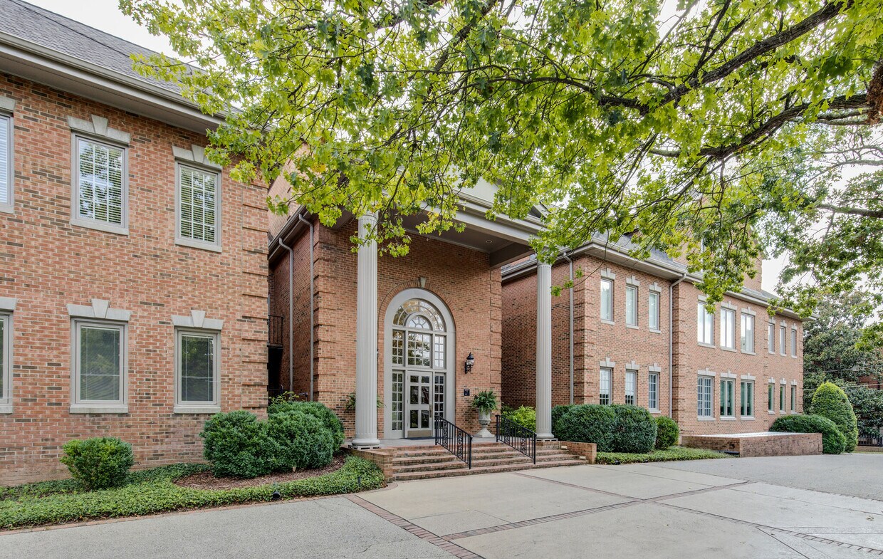Main entry, Front drive, Guest parking - 3733 W End Ave