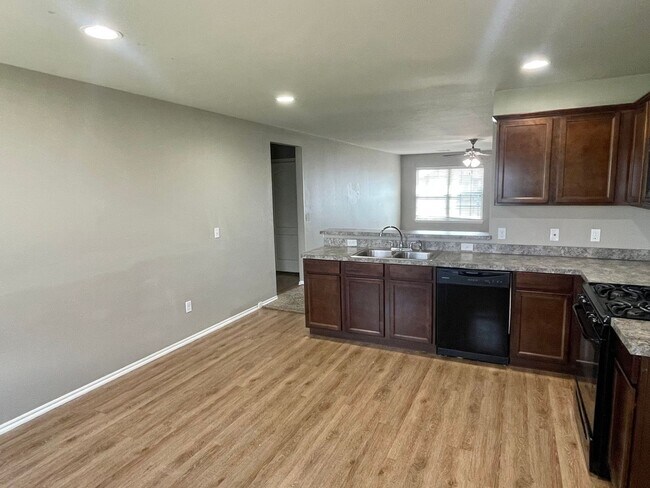 Building Photo - Beautiful 4 bed Bedroom Home in Mustang Sc...