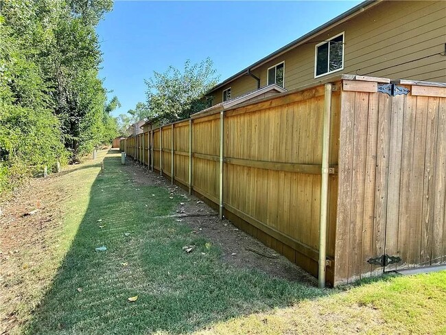 Building Photo - 524 Greenbriar Ct