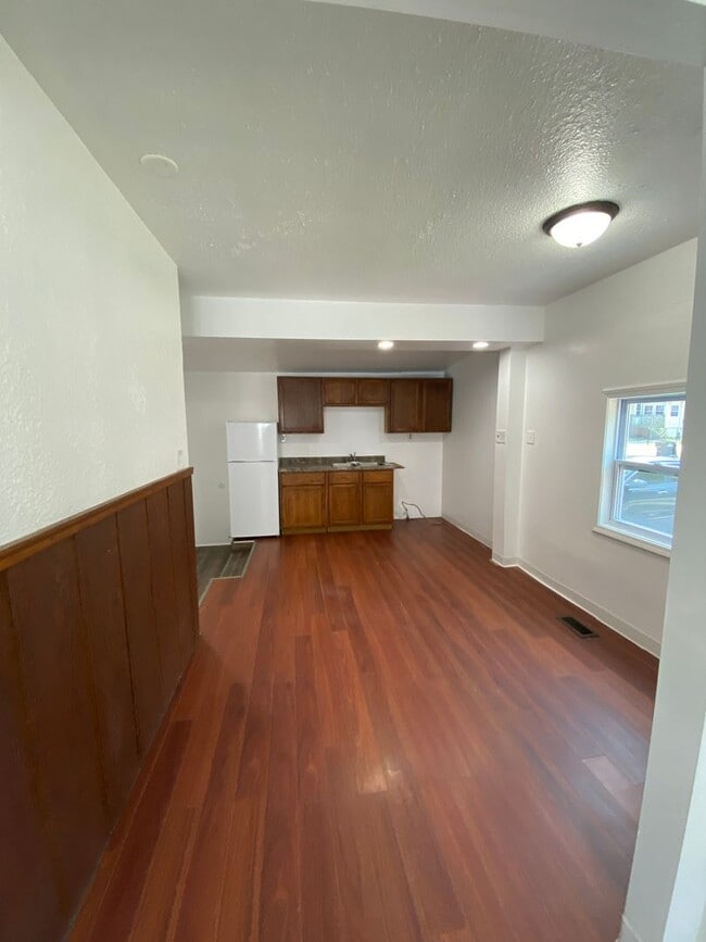 Building Photo - Updated 2 Bedroom 1 Bath