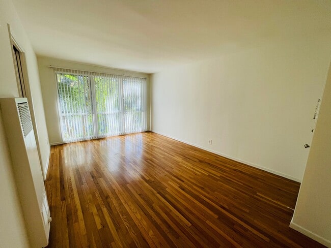 LIVING ROOM - 1605 N MARTEL Ave
