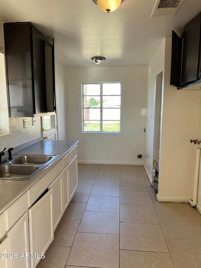 Building Photo - 1754 E Hidalgo Ave