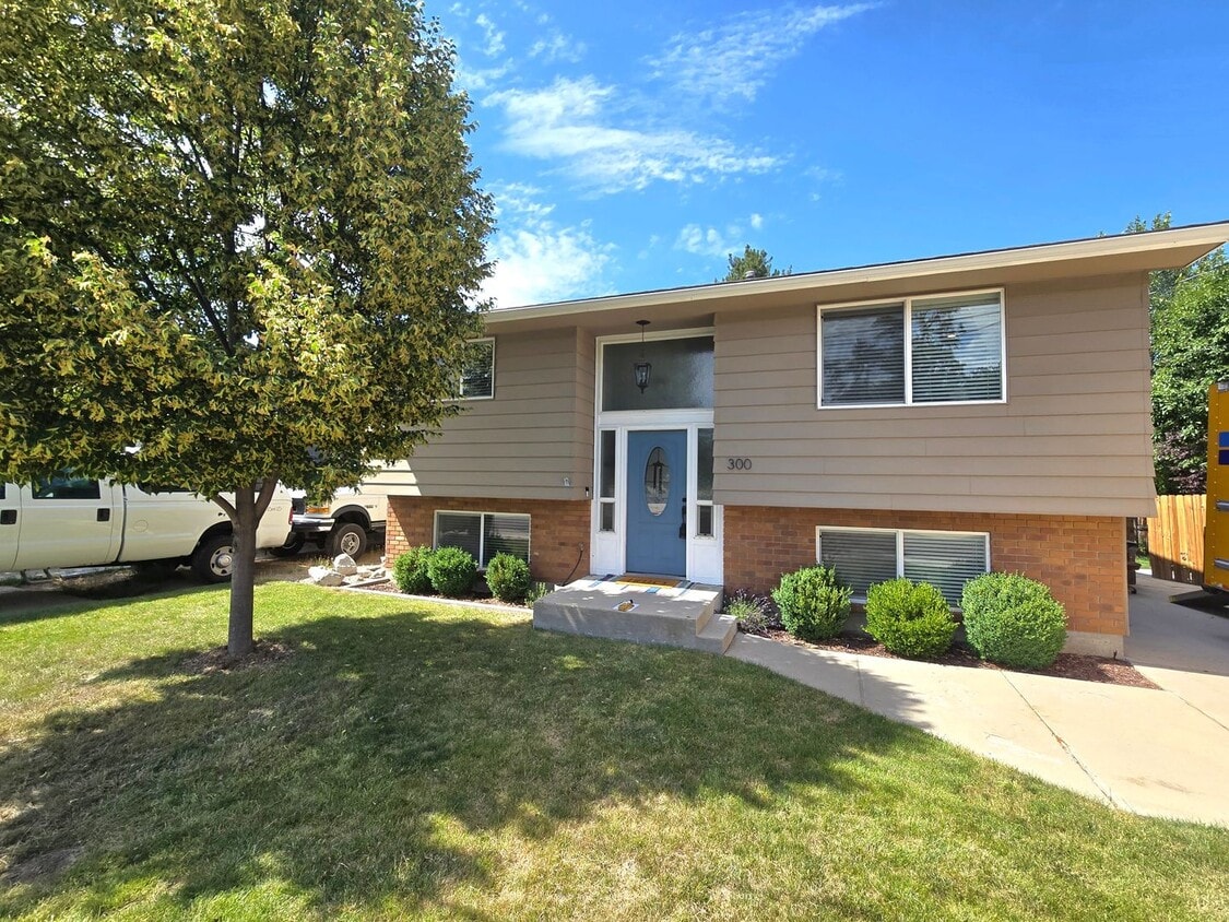 Primary Photo - Love the area you live ! 3 bedroom 2 bath ...