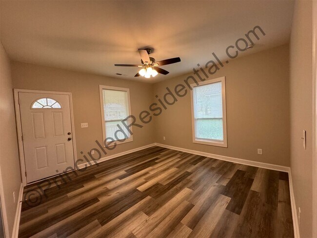 Building Photo - Nice updated home