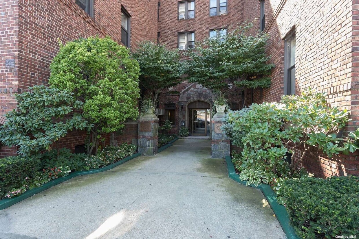 Primary Photo - 167-10 Crocheron Ave