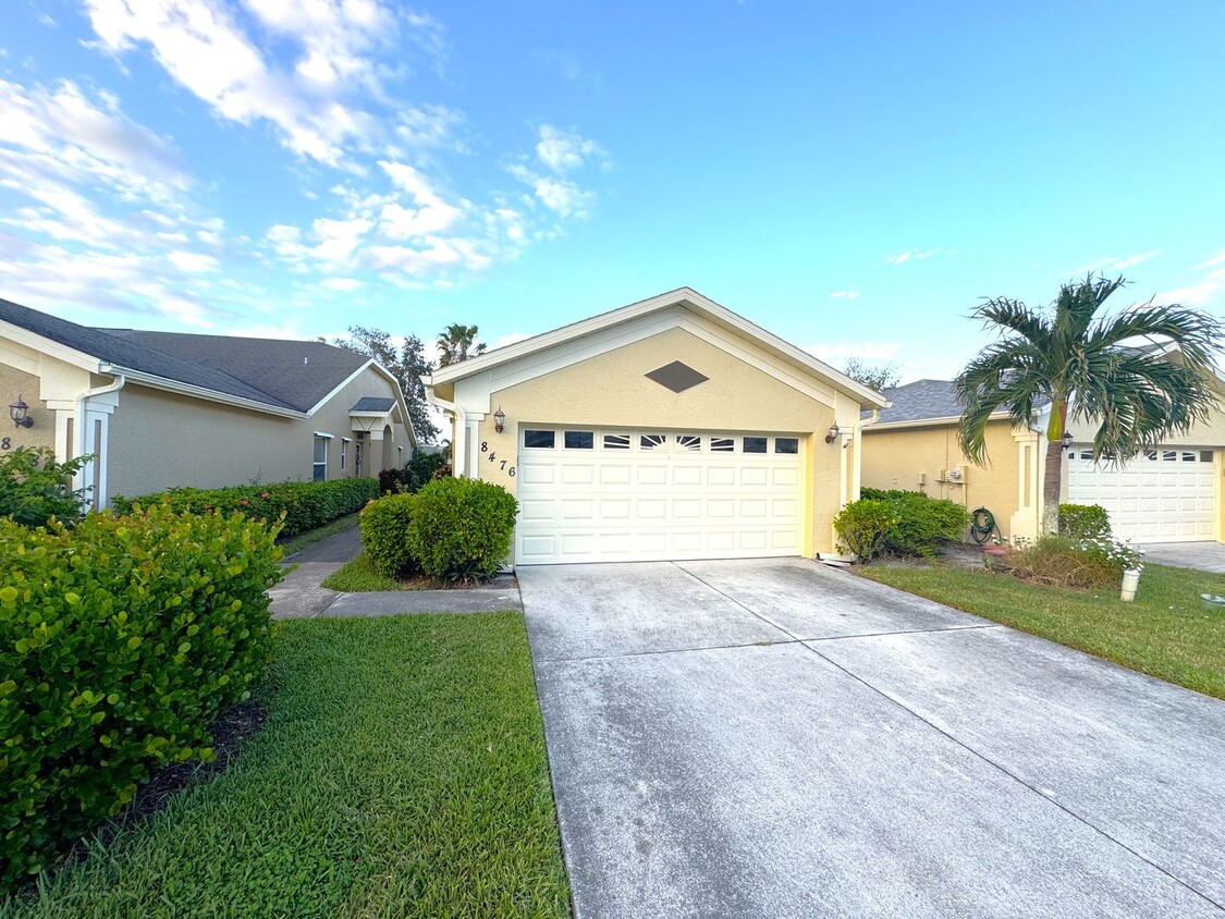 Foto principal - ** IBIS COVE ** 3 BED / 2 BATH - 2 CAR GAR...