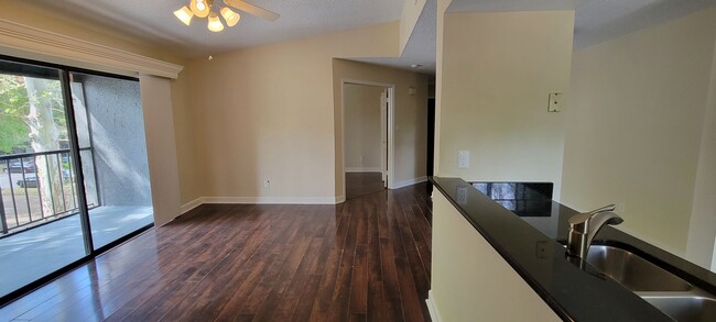 Building Photo - Second Floord, 2 bedroom 1 Bath Condo in A...