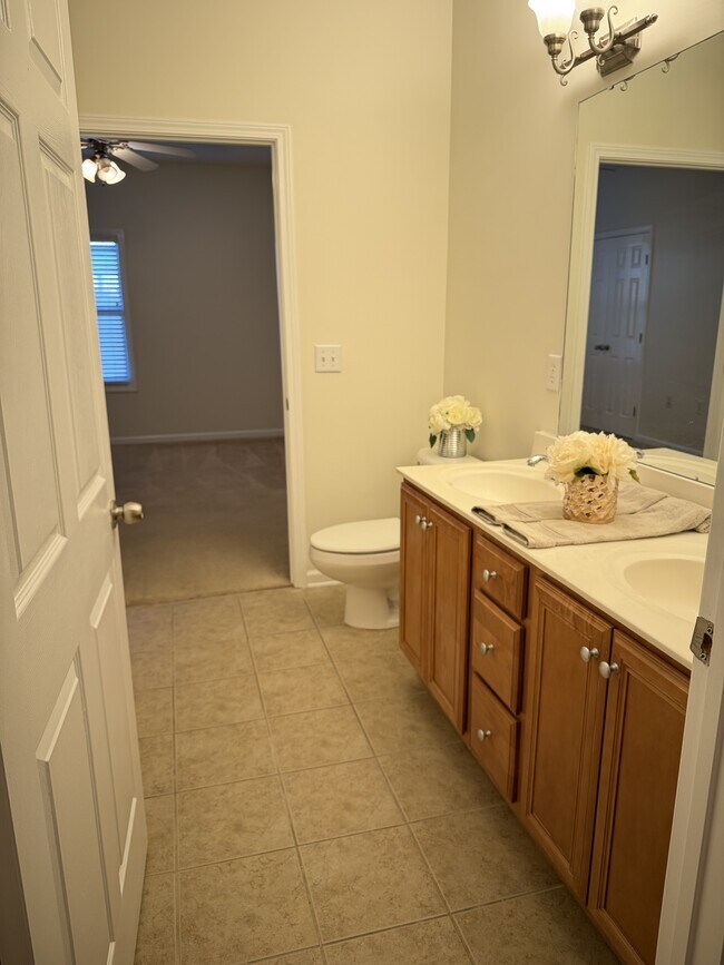 Foto del edificio - 635 Marshtree Ln