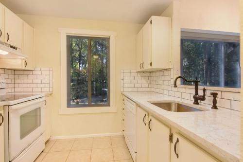 Building Photo - 2 bedroom in Bellevue WA 98007