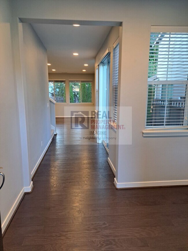 Building Photo - Check Out This Modern 4 Bedroom, 2.5 Bath ...