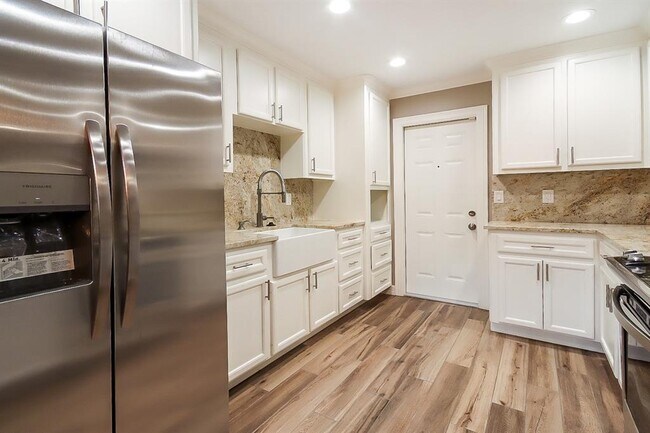 Building Photo - 10329 Rockcrest Rd